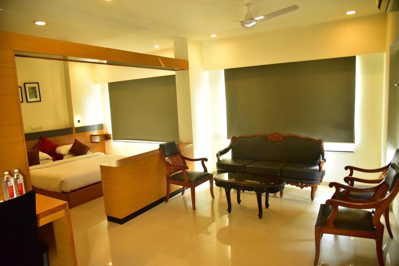 Hi 5 Hotel & Experience Nashik Eksteriør billede